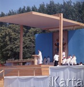 22.06.1983, Kraków, Polska.
Druga pielgrzymka papieża Jana Pawła II do Polski w dniach 16-23 czerwca 1983 roku. Msza święta sprawowana przez Ojca Świętego na Błoniach Krakowskich. Widok na ołtarz.
Fot. Edward Grochowicz, zbiory Ośrodka KARTA