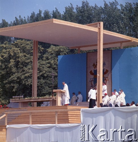 22.06.1983, Kraków, Polska.
Druga pielgrzymka papieża Jana Pawła II do Polski w dniach 16-23 czerwca 1983 roku. Msza święta sprawowana przez Ojca Świętego na Błoniach Krakowskich. Widok na ołtarz.
Fot. Edward Grochowicz, zbiory Ośrodka KARTA