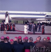 23.06.1983, Kraków, Polska.
Druga pielgrzymka papieża Jana Pawła II do Polski w dniach 16-23 czerwca 1983 roku. Ceremonia pożegnalna na lotnisku w Balicach. Przemawia przewodniczący Rady Państwa Henryk Jabłoński, obok Ojciec Święty i prymas Polski kardynał Józef Glemp.
Fot. Edward Grochowicz, zbiory Ośrodka KARTA