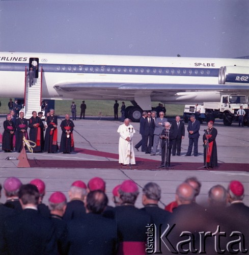 23.06.1983, Kraków, Polska.
Druga pielgrzymka papieża Jana Pawła II do Polski w dniach 16-23 czerwca 1983 roku. Ceremonia pożegnalna na lotnisku w Balicach. Przemawia przewodniczący Rady Państwa Henryk Jabłoński, obok Ojciec Święty i prymas Polski kardynał Józef Glemp.
Fot. Edward Grochowicz, zbiory Ośrodka KARTA
