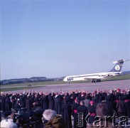 23.06.1983, Kraków, Polska.
Druga pielgrzymka papieża Jana Pawła II do Polski w dniach 16-23 czerwca 1983 roku. Ceremonia pożegnalna na lotnisku w Balicach. Samolot Polskich Linii Lotniczych LOT z Ojcem Świętym na pokładzie odlatuje do Rzymu.
Fot. Edward Grochowicz, zbiory Ośrodka KARTA