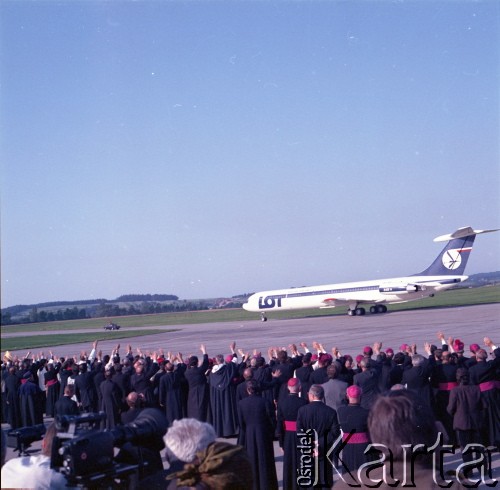 23.06.1983, Kraków, Polska.
Druga pielgrzymka papieża Jana Pawła II do Polski w dniach 16-23 czerwca 1983 roku. Ceremonia pożegnalna na lotnisku w Balicach. Samolot Polskich Linii Lotniczych LOT z Ojcem Świętym na pokładzie odlatuje do Rzymu.
Fot. Edward Grochowicz, zbiory Ośrodka KARTA