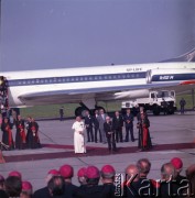 23.06.1983, Kraków, Polska.
Druga pielgrzymka papieża Jana Pawła II do Polski w dniach 16-23 czerwca 1983 roku. Ceremonia pożegnalna na lotnisku w Balicach. Przemawia prymas Polski kardynał Józef Glemp, obok przewodniczący Rady Państwa Henryk Jabłoński i Ojciec Święty.
Fot. Edward Grochowicz, zbiory Ośrodka KARTA
