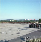 23.06.1983, Kraków, Polska.
Druga pielgrzymka papieża Jana Pawła II do Polski w dniach 16-23 czerwca 1983 roku. Ceremonia pożegnalna na lotnisku w Balicach. W oddali Kompania Reprezentacyjna Wojska Polskiego.
Fot. Edward Grochowicz, zbiory Ośrodka KARTA