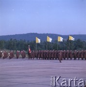 23.06.1983, Kraków, Polska.
Druga pielgrzymka papieża Jana Pawła II do Polski w dniach 16-23 czerwca 1983 roku. Ceremonia pożegnalna na lotnisku w Balicach. Na zdjęciu Kompania Reprezentacyjna Wojska Polskiego.
Fot. Edward Grochowicz, zbiory Ośrodka KARTA
