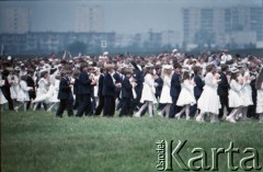 13.06.1987, Łódź, Polska.
Trzecia pielgrzymka papieża Jana Pawła II do Polski w dniach 8-14 czerwca 1987 roku. Msza święta sprawowana przez Ojca Świętego na lotnisku Łódź-Lublinek. Na zdjęciu dzieci przystępujące do Pierwszej Komunii Świętej.
Fot. Edward Grochowicz, zbiory Ośrodka KARTA