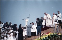 13.06.1987, Łódź, Polska.
Trzecia pielgrzymka papieża Jana Pawła II do Polski w dniach 8-14 czerwca 1987 roku. Msza święta sprawowana przez Ojca Świętego na lotnisku Łódź-Lublinek. Jan Paweł II udziela dzieciom Pierwszej Komunii Świętej.
Fot. Edward Grochowicz, zbiory Ośrodka KARTA