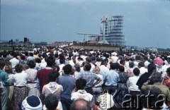 13.06.1987, Łódź, Polska.
Trzecia pielgrzymka papieża Jana Pawła II do Polski w dniach 8-14 czerwca 1987 roku. Msza święta sprawowana przez Ojca Świętego na lotnisku Łódź-Lublinek, podczas której do Pierwszej Komunii Świętej przystąpiło 1600 dzieci. W głębi widoczny ołtarz.
Fot. Edward Grochowicz, zbiory Ośrodka KARTA