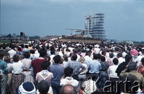 13.06.1987, Łódź, Polska.
Trzecia pielgrzymka papieża Jana Pawła II do Polski w dniach 8-14 czerwca 1987 roku. Msza święta sprawowana przez Ojca Świętego na lotnisku Łódź-Lublinek, podczas której do Pierwszej Komunii Świętej przystąpiło 1600 dzieci. W głębi widoczny ołtarz.
Fot. Edward Grochowicz, zbiory Ośrodka KARTA