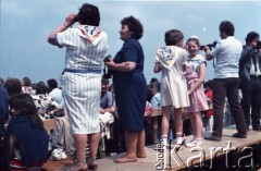 13.06.1987, Łódź, Polska.
Trzecia pielgrzymka papieża Jana Pawła II do Polski w dniach 8-14 czerwca 1987 roku. Wierni podczas mszy świętej sprawowanej przez Ojca Świętego na lotnisku Łódź-Lublinek.
Fot. Edward Grochowicz, zbiory Ośrodka KARTA