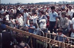 13.06.1987, Łódź, Polska.
Trzecia pielgrzymka papieża Jana Pawła II do Polski w dniach 8-14 czerwca 1987 roku. Wierni podczas mszy świętej sprawowanej przez Ojca Świętego na lotnisku Łódź-Lublinek.
Fot. Edward Grochowicz, zbiory Ośrodka KARTA