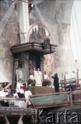 12.06.1987, Gdańsk - Zaspa, Polska.
Trzecia pielgrzymka papieża Jana Pawła II do Polski w dniach 8-14 czerwca 1987 roku. Msza święta sprawowana przez Ojca Świętego dla przedstawicieli świata pracy Trójmiasta i całej Polski. Jan Paweł II pozdrawia wiernych z ołtarza w kształcie żaglowca - kogi. 
Fot. Edward Grochowicz, zbiory Ośrodka KARTA