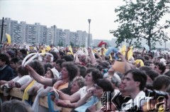 12.06.1987, Gdańsk - Zaspa, Polska.
Trzecia pielgrzymka papieża Jana Pawła II do Polski w dniach 8-14 czerwca 1987 roku. Wierni na mszy świętej sprawowanej przez Ojca Świętego.
Fot. Edward Grochowicz, zbiory Ośrodka KARTA