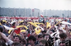 12.06.1987, Gdańsk - Zaspa, Polska.
Trzecia pielgrzymka papieża Jana Pawła II do Polski w dniach 8-14 czerwca 1987 roku. Wierni na mszy świętej sprawowanej przez Ojca Świętego.
Fot. Edward Grochowicz, zbiory Ośrodka KARTA