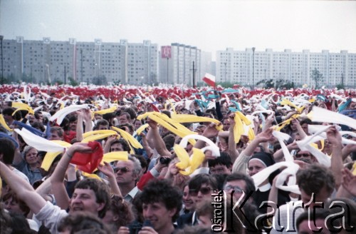 12.06.1987, Gdańsk - Zaspa, Polska.
Trzecia pielgrzymka papieża Jana Pawła II do Polski w dniach 8-14 czerwca 1987 roku. Wierni na mszy świętej sprawowanej przez Ojca Świętego.
Fot. Edward Grochowicz, zbiory Ośrodka KARTA