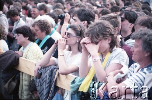 12.06.1987, Gdańsk - Zaspa, Polska.
Trzecia pielgrzymka papieża Jana Pawła II do Polski w dniach 8-14 czerwca 1987 roku. Wierni na mszy świętej sprawowanej przez Ojca Świętego.
Fot. Edward Grochowicz, zbiory Ośrodka KARTA