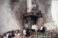 12.06.1987, Gdańsk - Zaspa, Polska.
Trzecia pielgrzymka papieża Jana Pawła II do Polski w dniach 8-14 czerwca 1987 roku. Msza święta sprawowana przez Ojca Świętego dla przedstawicieli świata pracy Trójmiasta i całej Polski. Widok na ołtarz w kształcie żaglowca - kogi.
Fot. Edward Grochowicz, zbiory Ośrodka KARTA