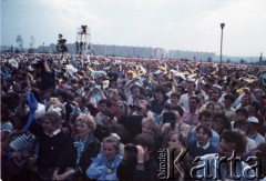 12.06.1987, Gdańsk - Zaspa, Polska.
Trzecia pielgrzymka papieża Jana Pawła II do Polski w dniach 8-14 czerwca 1987 roku. Wierni na mszy świętej sprawowanej przez Ojca Świętego.
Fot. Edward Grochowicz, zbiory Ośrodka KARTA