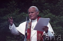 12.06.1987, Gdańsk - Westerplatte, Polska.
Trzecia pielgrzymka papieża Jana Pawła II do Polski w dniach 8-14 czerwca 1987 roku. Ojciec Święty przemawia podczas spotkania z młodzieżą pod Pomnikiem Obrońców Wybrzeża.
Fot. Edward Grochowicz, zbiory Ośrodka KARTA