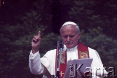 12.06.1987, Gdańsk - Westerplatte, Polska.
Trzecia pielgrzymka papieża Jana Pawła II do Polski w dniach 8-14 czerwca 1987 roku. Ojciec Święty przemawia podczas spotkania z młodzieżą pod Pomnikiem Obrońców Wybrzeża.
Fot. Edward Grochowicz, zbiory Ośrodka KARTA