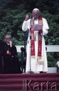 12.06.1987, Gdańsk - Westerplatte, Polska.
Trzecia pielgrzymka papieża Jana Pawła II do Polski w dniach 8-14 czerwca 1987 roku. Ojciec Święty przemawia podczas spotkania z młodzieżą pod Pomnikiem Obrońców Wybrzeża. Z tyłu arcybiskup metropolita krakowski kardynał Franciszek Macharski.
Fot. Edward Grochowicz, zbiory Ośrodka KARTA