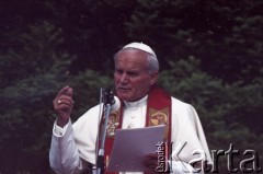 12.06.1987, Gdańsk - Westerplatte, Polska.
Trzecia pielgrzymka papieża Jana Pawła II do Polski w dniach 8-14 czerwca 1987 roku. Ojciec Święty przemawia podczas spotkania z młodzieżą pod Pomnikiem Obrońców Wybrzeża. 
Fot. Edward Grochowicz, zbiory Ośrodka KARTA