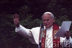 12.06.1987, Gdańsk - Westerplatte, Polska.
Trzecia pielgrzymka papieża Jana Pawła II do Polski w dniach 8-14 czerwca 1987 roku. Ojciec Święty przemawia podczas spotkania z młodzieżą pod Pomnikiem Obrońców Wybrzeża. 
Fot. Edward Grochowicz, zbiory Ośrodka KARTA