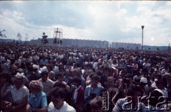 12.06.1987, Gdańsk - Zaspa, Polska.
Trzecia pielgrzymka papieża Jana Pawła II do Polski w dniach 8-14 czerwca 1987 roku. Wierni na mszy świętej sprawowanej przez Ojca Świętego.
Fot. Edward Grochowicz, zbiory Ośrodka KARTA