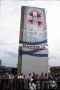 12.06.1987, Gdańsk - Zaspa, Polska.
Trzecia pielgrzymka papieża Jana Pawła II do Polski w dniach 8-14 czerwca 1987 roku. Zdjęcie wykonane w dniu mszy świętej sprawowanej przez Ojca Świętego dla przedstawicieli świata pracy Trójmiasta i całej Polski. Na bloku transparent z hasłem: 