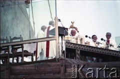 12.06.1987, Gdańsk - Zaspa, Polska.
Trzecia pielgrzymka papieża Jana Pawła II do Polski w dniach 8-14 czerwca 1987 roku. Msza święta sprawowana przez Ojca Świętego dla przedstawicieli świata pracy Trójmiasta i całej Polski. Od prawej: arcybiskup metropolita krakowski kardynał Franciszek Macharski, prymas Polski kardynał Józef Glemp, Jan Paweł II.
Fot. Edward Grochowicz, zbiory Ośrodka KARTA