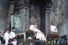 12.06.1987, Gdańsk - Zaspa, Polska.
Trzecia pielgrzymka papieża Jana Pawła II do Polski w dniach 8-14 czerwca 1987 roku. Msza święta sprawowana dla przedstawicieli świata pracy Trójmiasta i całej Polski; w środku Ojciec Święty, z prawej ksiądz Piero Marini, Mistrz Papieskich Ceremonii Liturgicznych.
Fot. Edward Grochowicz, zbiory Ośrodka KARTA