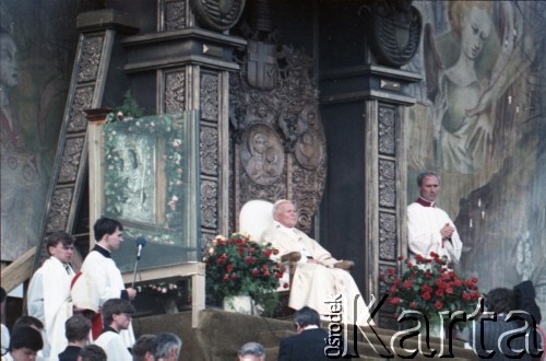 12.06.1987, Gdańsk - Zaspa, Polska.
Trzecia pielgrzymka papieża Jana Pawła II do Polski w dniach 8-14 czerwca 1987 roku. Msza święta sprawowana dla przedstawicieli świata pracy Trójmiasta i całej Polski; w środku Ojciec Święty, z prawej ksiądz Piero Marini, Mistrz Papieskich Ceremonii Liturgicznych.
Fot. Edward Grochowicz, zbiory Ośrodka KARTA