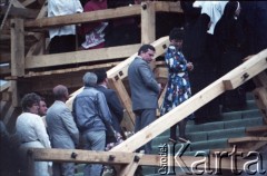 12.06.1987, Gdańsk - Zaspa, Polska.
Trzecia pielgrzymka papieża Jana Pawła II do Polski w dniach 8-14 czerwca 1987 roku. Msza święta sprawowana przez Ojca Świętego dla przedstawicieli świata pracy Trójmiasta i całej Polski. Komunia święta, do ołtarza zbliżają się m.in. przewodniczący NSZZ 