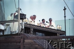 12.06.1987, Gdańsk - Zaspa, Polska.
Trzecia pielgrzymka papieża Jana Pawła II do Polski w dniach 8-14 czerwca 1987 roku. Msza święta sprawowana przez Ojca Świętego dla przedstawicieli świata pracy Trójmiasta i całej Polski. Od prawej: arcybiskup metropolita krakowski kardynał Franciszek Macharski, prymas Polski kardynał Józef Glemp, ksiądz Piero Marini, Mistrz Papieskich Ceremonii Liturgicznych, papież Jan Paweł II.
Fot. Edward Grochowicz, zbiory Ośrodka KARTA