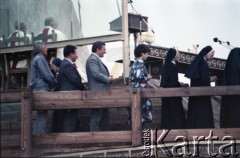 12.06.1987, Gdańsk - Zaspa, Polska.
Trzecia pielgrzymka papieża Jana Pawła II do Polski w dniach 8-14 czerwca 1987 roku. Msza święta sprawowana przez Ojca Świętego dla przedstawicieli świata pracy Trójmiasta i całej Polski. Komunia święta, do ołtarza zbliżają się m.in. przewodniczący NSZZ 