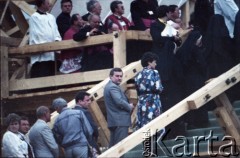 12.06.1987, Gdańsk - Zaspa, Polska.
Trzecia pielgrzymka papieża Jana Pawła II do Polski w dniach 8-14 czerwca 1987 roku. Msza święta sprawowana przez Ojca Świętego dla przedstawicieli świata pracy Trójmiasta i całej Polski. Komunia święta, do ołtarza zbliżają się m.in. przewodniczący NSZZ 