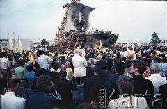 12.06.1987, Gdańsk - Zaspa, Polska.
Trzecia pielgrzymka papieża Jana Pawła II do Polski w dniach 8-14 czerwca 1987 roku. Msza święta sprawowana przez Ojca Świętego dla przedstawicieli świata pracy Trójmiasta i całej Polski. Widoczny ołtarz w kształcie żaglowca - kogi.
Fot. Edward Grochowicz, zbiory Ośrodka KARTA