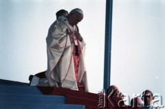 9.06.1987, Lublin, Polska.
Trzecia pielgrzymka papieża Jana Pawła II do Polski w dniach 8-14 czerwca 1987 roku. Msza święta w dzielnicy Czuby celebrowana przez Ojca Świętego, połączona ze święceniami kapłańskimi 46 diakonów. 1. z prawej prymas Polski kardynał Józef Glemp.
Fot. Edward Grochowicz, zbiory Ośrodka KARTA