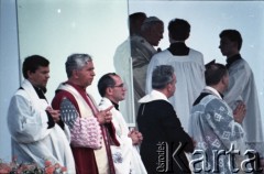 9.06.1987, Lublin, Polska.
Trzecia pielgrzymka papieża Jana Pawła II do Polski w dniach 8-14 czerwca 1987 roku. Msza święta w dzielnicy Czuby celebrowana przez Ojca Świętego, połączona ze święceniami kapłańskimi 46 diakonów.
Fot. Edward Grochowicz, zbiory Ośrodka KARTA