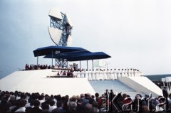 9.06.1987, Lublin, Polska.
Trzecia pielgrzymka papieża Jana Pawła II do Polski w dniach 8-14 czerwca 1987 roku. Msza święta w dzielnicy Czuby celebrowana przez Ojca Świętego, połączona ze święceniami kapłańskimi 46 diakonów. Widok na ołtarz.
Fot. Edward Grochowicz, zbiory Ośrodka KARTA