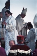 9.06.1987, Lublin, Polska.
Trzecia pielgrzymka papieża Jana Pawła II do Polski w dniach 8-14 czerwca 1987 roku. Msza święta w dzielnicy Czuby celebrowana przez Ojca Świętego. Jan Paweł II wyświęca diakonów. Za papieżem stoi ksiądz Piero Marini, Mistrz Papieskich Ceremonii Liturgicznych.
Fot. Edward Grochowicz, zbiory Ośrodka KARTA