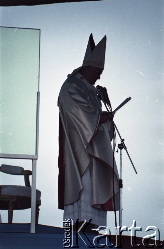 9.06.1987, Lublin, Polska.
Trzecia pielgrzymka papieża Jana Pawła II do Polski w dniach 8-14 czerwca 1987 roku. Msza święta w dzielnicy Czuby celebrowana przez Ojca Świętego, połączona ze święceniami kapłańskimi 46 diakonów. Jan Paweł II wygłasza homilię.
Fot. Edward Grochowicz, zbiory Ośrodka KARTA