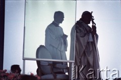 9.06.1987, Lublin, Polska.
Trzecia pielgrzymka papieża Jana Pawła II do Polski w dniach 8-14 czerwca 1987 roku. Msza święta w dzielnicy Czuby celebrowana przez Ojca Świętego, połączona ze święceniami kapłańskimi 46 diakonów. Za papieżem ksiądz Piero Marini, Mistrz Papieskich Ceremonii Liturgicznych.
Fot. Edward Grochowicz, zbiory Ośrodka KARTA