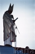 9.06.1987, Lublin, Polska.
Trzecia pielgrzymka papieża Jana Pawła II do Polski w dniach 8-14 czerwca 1987 roku. Msza święta w dzielnicy Czuby celebrowana przez Ojca Świętego, połączona ze święceniami kapłańskimi 46 diakonów. Jan Paweł II wygłasza homilię.
Fot. Edward Grochowicz, zbiory Ośrodka KARTA