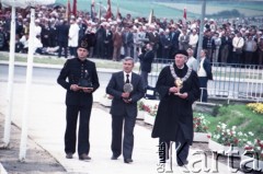 Lublin 9.06.1987, Lublin, Polska.
Trzecia pielgrzymka papieża Jana Pawła II do Polski w dniach 8-14 czerwca 1987 roku. Msza święta w dzielnicy Czuby celebrowana przez Ojca Świętego, połączona ze święceniami kapłańskimi 46 diakonów. Składanie darów.
Fot. Edward Grochowicz, zbiory Ośrodka KARTA