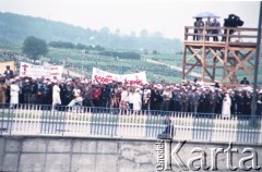 Lublin 9.06.1987, Lublin, Polska.
Trzecia pielgrzymka papieża Jana Pawła II do Polski w dniach 8-14 czerwca 1987 roku. Msza święta w dzielnicy Czuby celebrowana przez Ojca Świętego, połączona ze święceniami kapłańskimi 46 diakonów.
Fot. Edward Grochowicz, zbiory Ośrodka KARTA