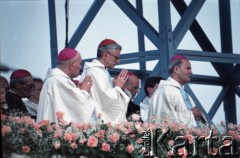 9.06.1987, Lublin, Polska.
Trzecia pielgrzymka papieża Jana Pawła II do Polski w dniach 8-14 czerwca 1987 roku. Msza święta w dzielnicy Czuby celebrowana przez Ojca Świętego, połączona ze święceniami kapłańskimi 46 diakonów. Na zdjęciu księża zgromadzeni na mszy świętej, z przodu od prawej: biskup lubelski Bolesław Pylak i arcybiskup metropolita krakowski kardynał Franciszek Macharski.
Fot. Edward Grochowicz, zbiory Ośrodka KARTA