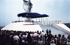 9.06.1987, Lublin, Polska.
Trzecia pielgrzymka papieża Jana Pawła II do Polski w dniach 8-14 czerwca 1987 roku. Msza święta w dzielnicy Czuby celebrowana przez Ojca Świętego, połączona ze święceniami kapłańskimi 46 diakonów. Widok na ołtarz.
Fot. Edward Grochowicz, zbiory Ośrodka KARTA