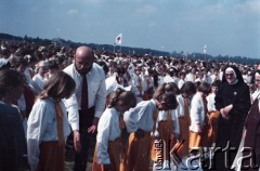 13.06.1987, Łódź, Polska.
Trzecia pielgrzymka papieża Jana Pawła II do Polski w dniach 8-14 czerwca 1987 roku. Msza święta sprawowana przez Ojca Świętego na lotnisku Łódź-Lublinek, podczas której do Pierwszej Komunii Świętej przystąpiło 1600 dzieci.
Fot. Edward Grochowicz, zbiory Ośrodka KARTA