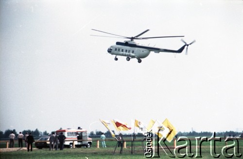 13.06.1987, Łódź, Polska.
Trzecia pielgrzymka papieża Jana Pawła II do Polski w dniach 8-14 czerwca 1987 roku. Helikopter z Ojcem Świętym na pokładzie ląduje na lotnisku Łódź-Lublinek, gdzie papież odprawi mszę świętą.
Fot. Edward Grochowicz, zbiory Ośrodka KARTA